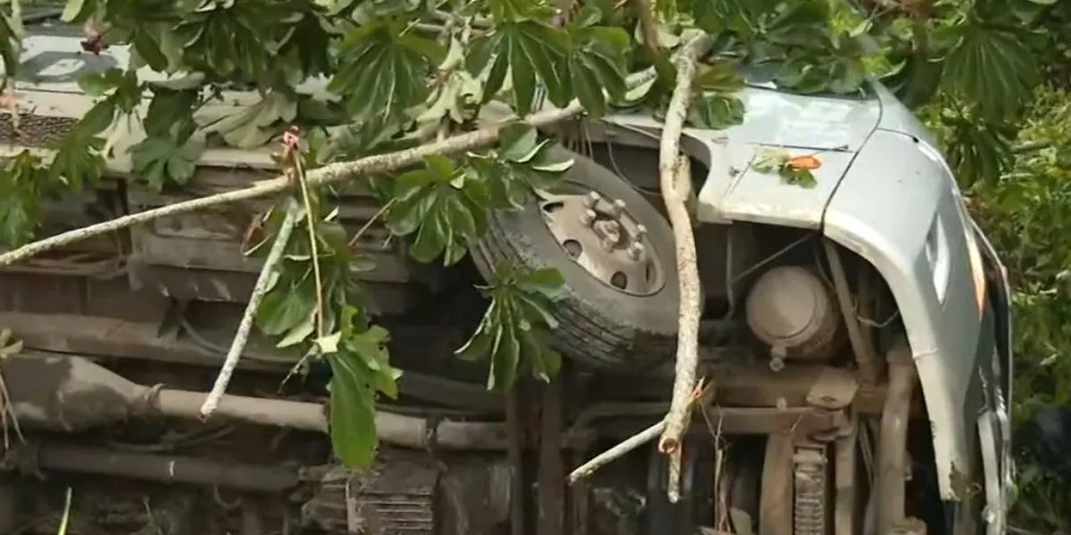 Quatro pessoas morrem após ônibus cair em ribanceira na Bahia
