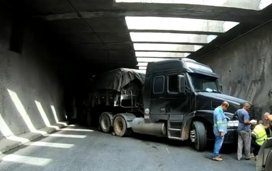 Caminhão fica preso em viaduto da Via Expressa na BR-324