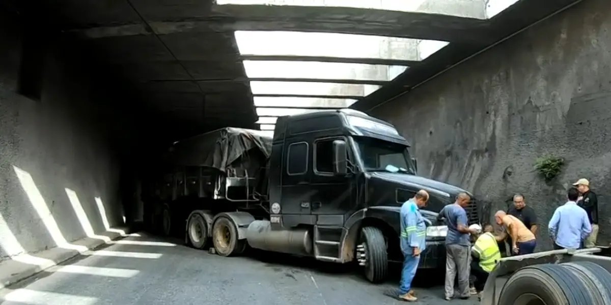 Caminhão fica preso em viaduto da Via Expressa na BR-324