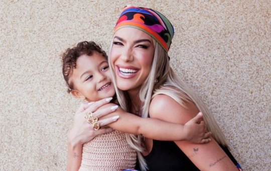 Lore Improta encanta internautas ao mostrar Liz pedindo para ler a Bíblia