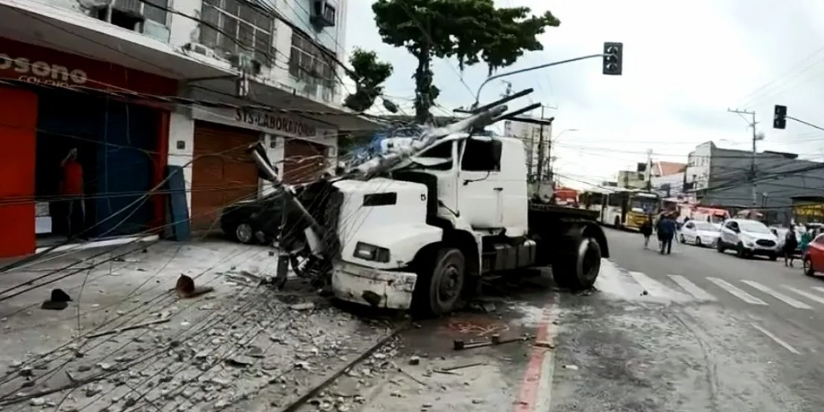 Carreta desgovernada derruba poste em Salvador e deixa oito feridos