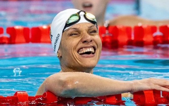 Carol Santiago conquista terceiro ouro na natação nas Paralimpíadas 2024