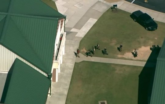 Atirador dispara contra alunos em escola nos EUA e deixa quatro mortos