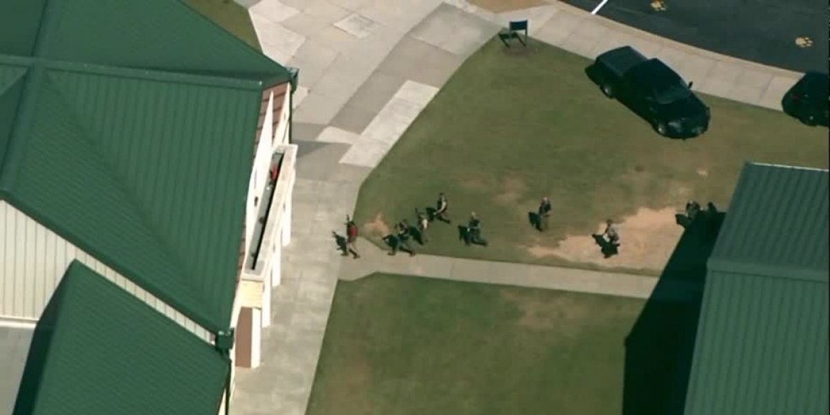 Atirador dispara contra alunos em escola nos EUA e deixa quatro mortos