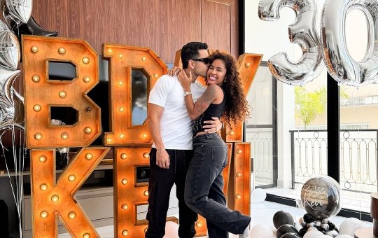 Sthe Matos faz surpresa de aniversário para Kevi Jonny