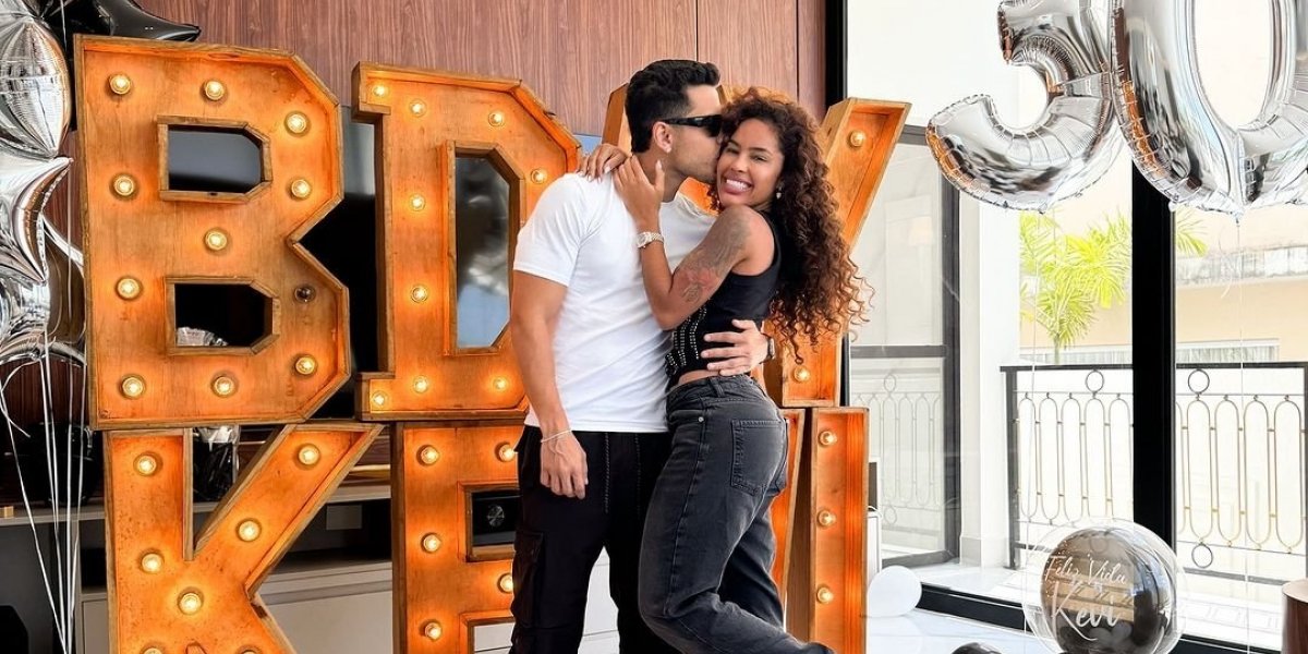 Sthe Matos faz surpresa de aniversário para Kevi Jonny