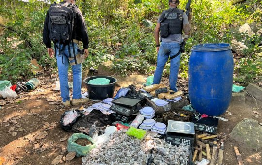 Policiais apreendem drogas no bairro da engomadeira