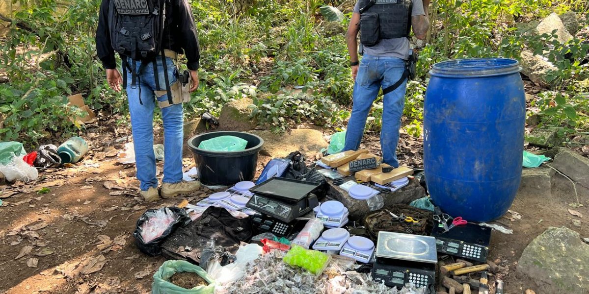 Policiais apreendem drogas no bairro da engomadeira