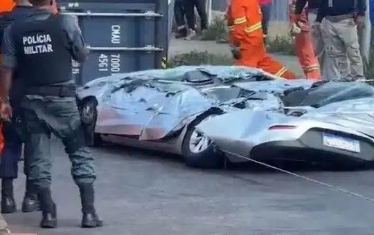 Carreta tomba em cima de carro e mata motorista no Amazonas