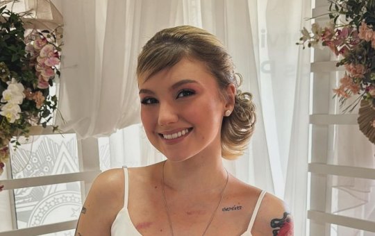 Isabel Veloso se pronuncia sobre internação: "Estou bem"