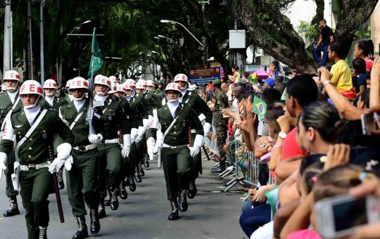 Idoso passa mal e morre durante Desfile de 7 de Setembro em Salvador