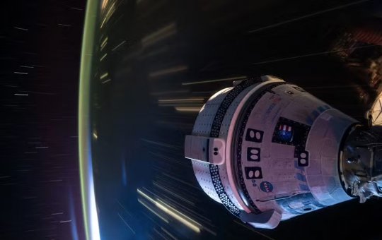 Cápsula que deixou astronautas presos no espaço retorna à Terra