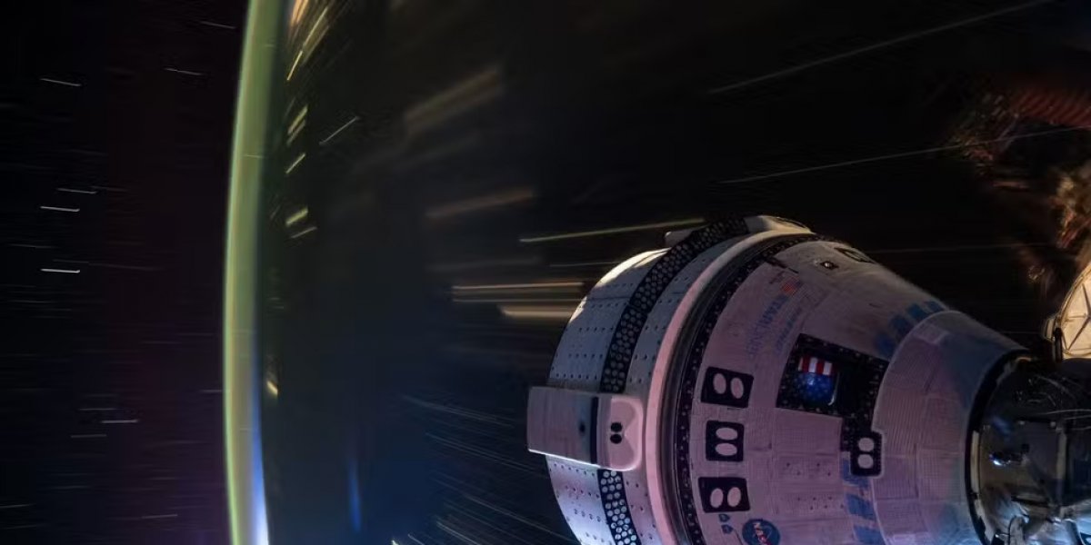 Cápsula que deixou astronautas presos no espaço retorna à Terra