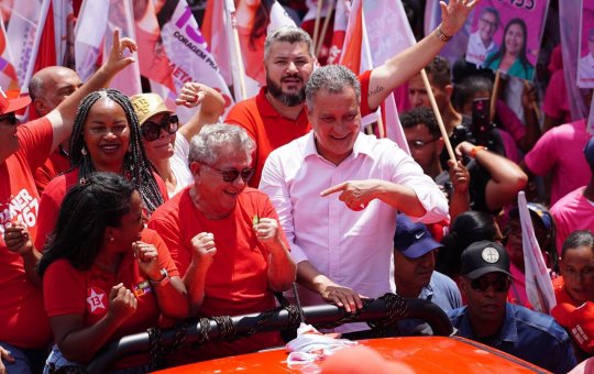 Caetano reúne 30 mil pessoas em caminhada em Camaçari com Rui Costa