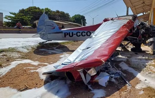 Avião atinge van e moto antes de cair e deixa feridos no Piauí