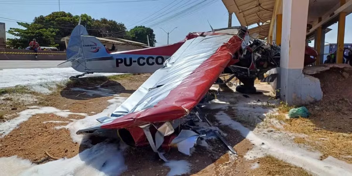 Avião atinge van e moto antes de cair e deixa feridos no Piauí