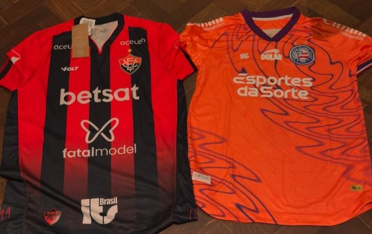 Músico do Natiruts recebe camisas de Bahia e Vitória em show na Arena Fonte Nova