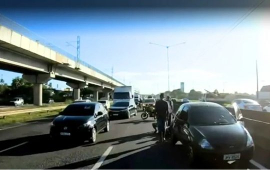 Acidente envolvendo caminhão e motocicleta deixa dois feridos na BR-324