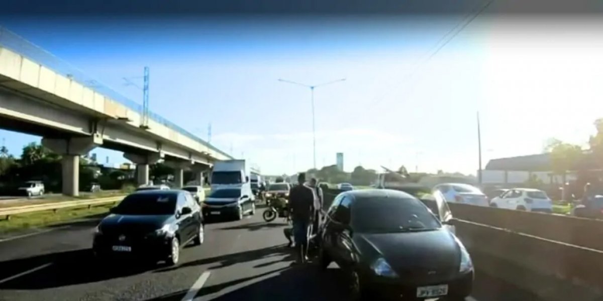 Acidente envolvendo caminhão e motocicleta deixa dois feridos na BR-324