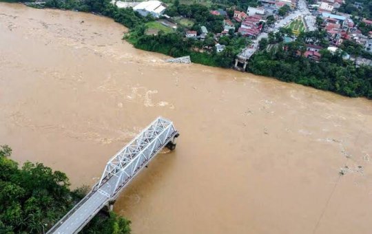 Tufão derruba ponte e veículos em rio do Vietnã