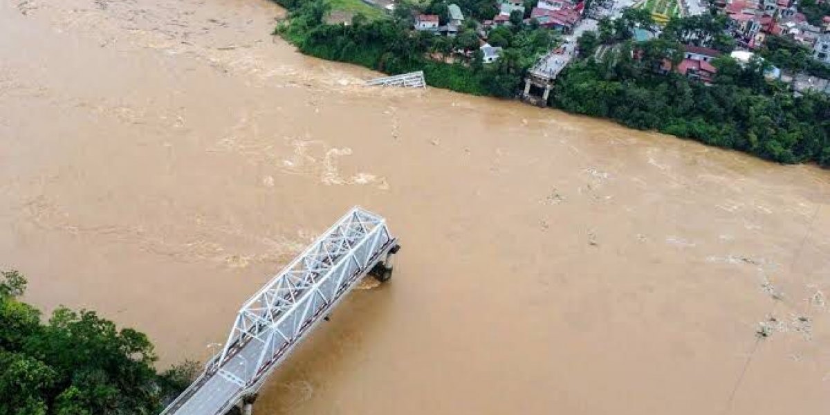 Tufão derruba ponte e veículos em rio do Vietnã