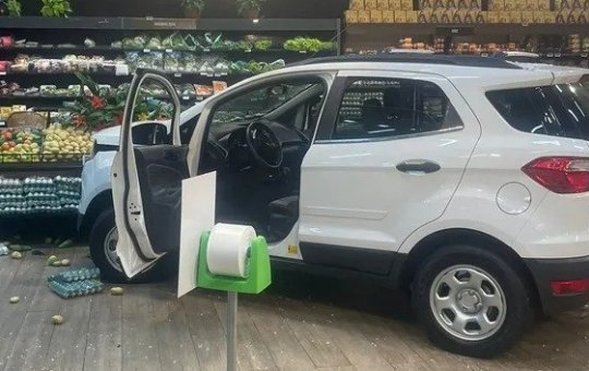 Homem invade supermercado com um carro na Avenida Orlando Gomes