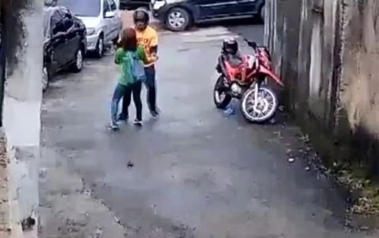 Suspeito se veste de mototáxi e assalta jovem no bairro de Saboeiro, em Salvador