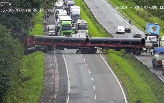 Via da BR-324 é liberada após acidente interditar rodovia por três horas