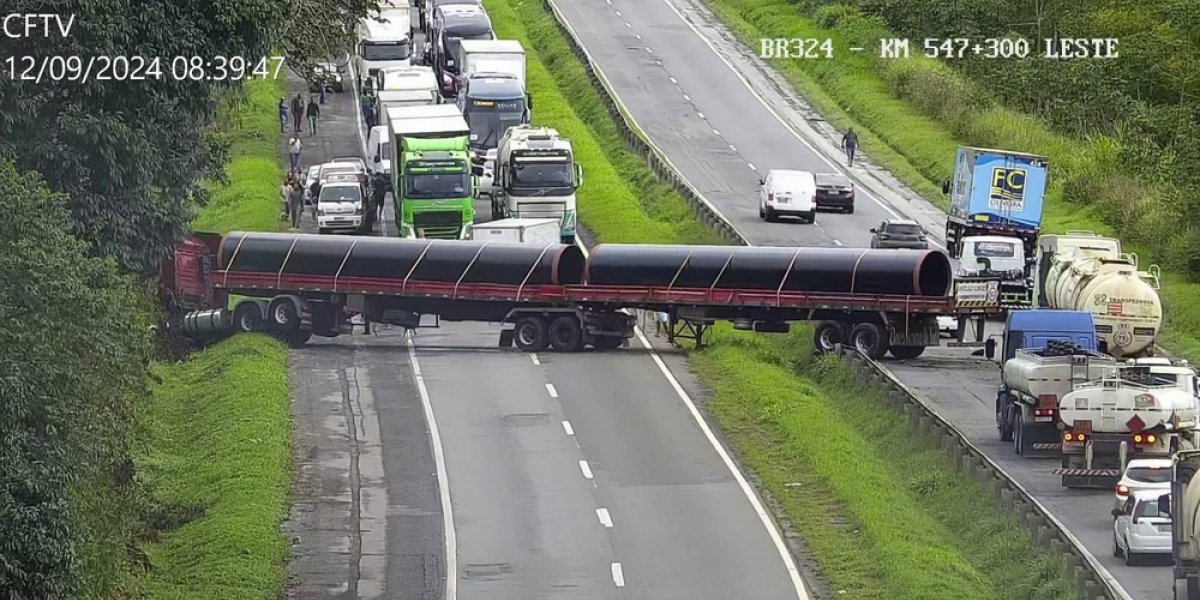 Via da BR-324 é liberada após acidente interditar rodovia por três horas