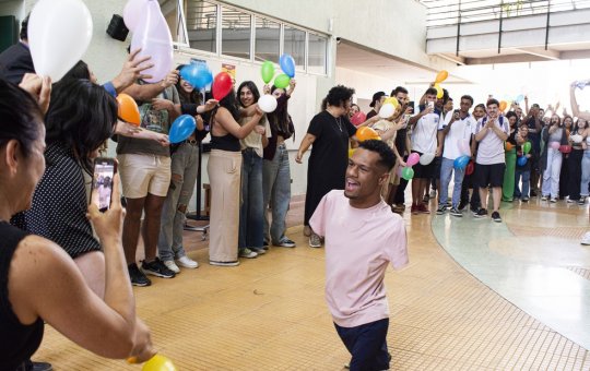 Gabrielzinho é ovacionado ao retornar para universidade