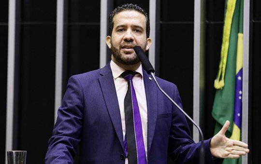 Polícia Federal indicia Janones por suspeita de 'rachadinha'