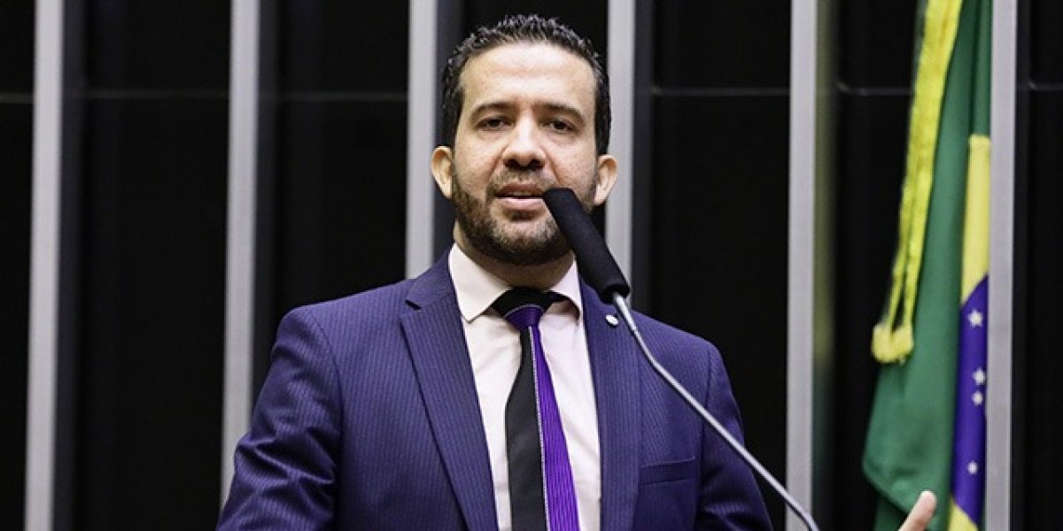 Polícia Federal indicia Janones por suspeita de 'rachadinha'