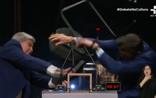 Datena agride Pablo Marçal com cadeirada em debate; veja vídeo