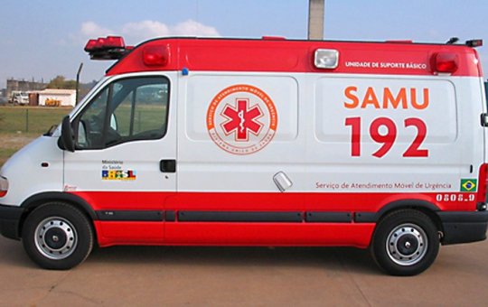 Motociclista fica ferido após invadir um posto e bater em bomba de abastecimento