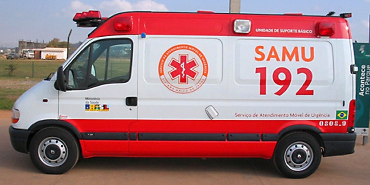 Motociclista fica ferido após invadir um posto e bater em bomba de abastecimento