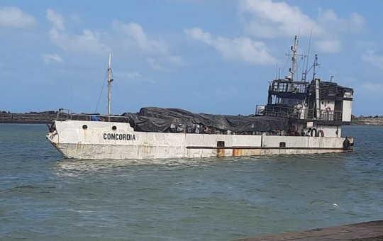 Navio de carga naufraga e tripulantes estão desaparecidos