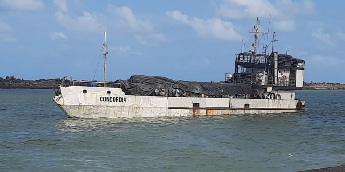 Navio de carga naufraga e tripulantes estão desaparecidos
