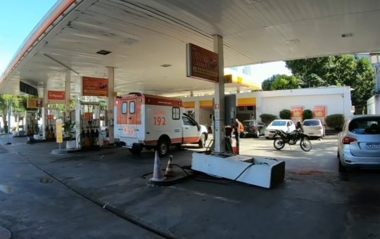 Motociclista que bateu em bomba de combustível morre em hospital