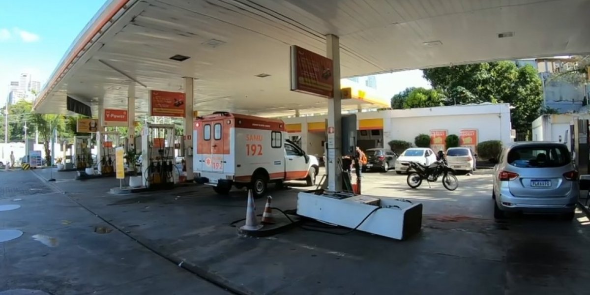 Motociclista que bateu em bomba de combustível morre em hospital