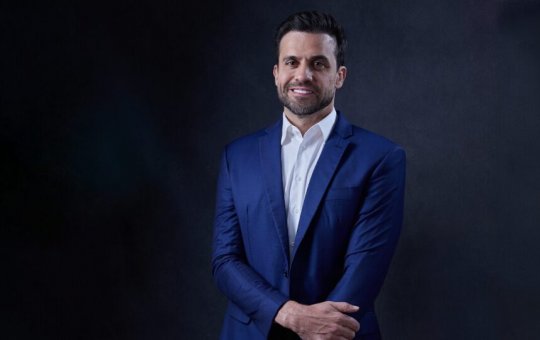 Manifestante provoca Marçal com banco em caminhada