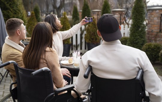 A inclusão social de pessoas com deficiência: Barreiras e soluções