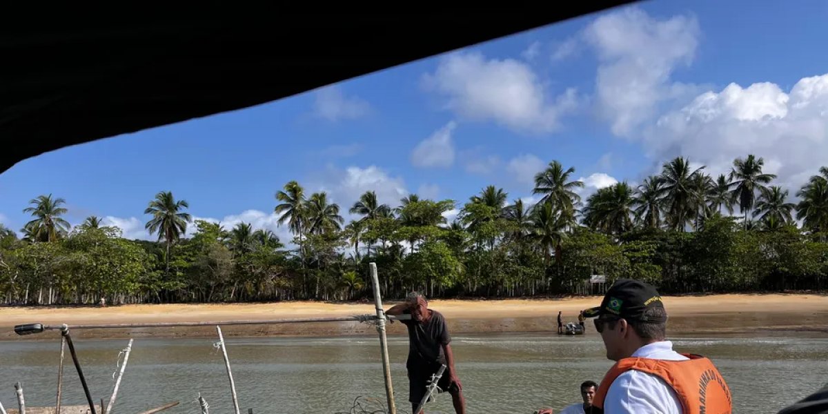 Pescador idoso é resgatado após ficar à deriva no litoral do Extremo Sul baiano