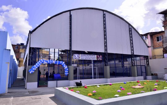 Prefeitura entrega quadra poliesportiva reformada em escola na Ribeira