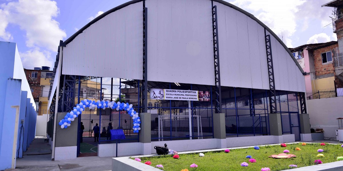 Prefeitura entrega quadra poliesportiva reformada em escola na Ribeira