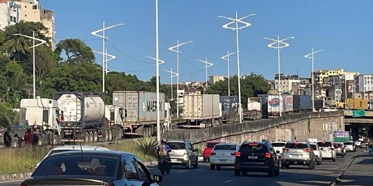 Caminhoneiros enfrentam fila para embarque e desembarque no Porto de Salvador