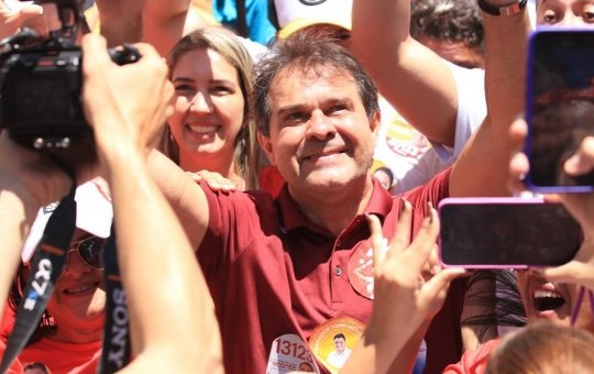 Candidato à Prefeitura de Fortaleza é alvo de ovada durante campanha