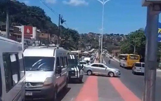 Acidente deixa trânsito lento na Av. Suburbana