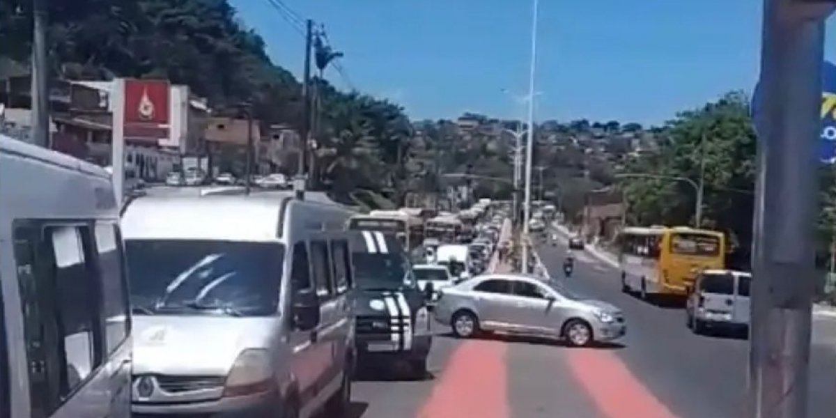 Acidente deixa trânsito lento na Av. Suburbana