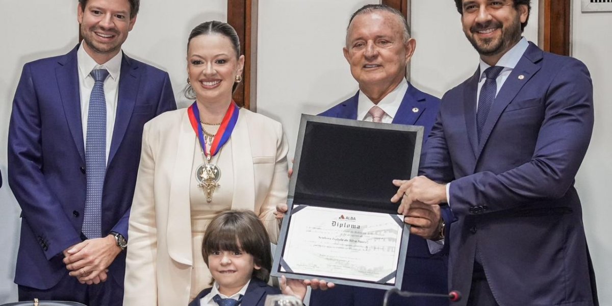 Isabela Suarez recebe Comenda 2 de Julho da ALBA