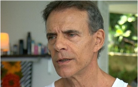 Ator Mário Gomes enfrenta policiais e bate panela em protesto contra despejo